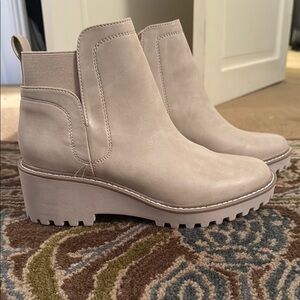 Dolce Vita Tan Ankle Boots with Chunky Sole and Wedge Heel